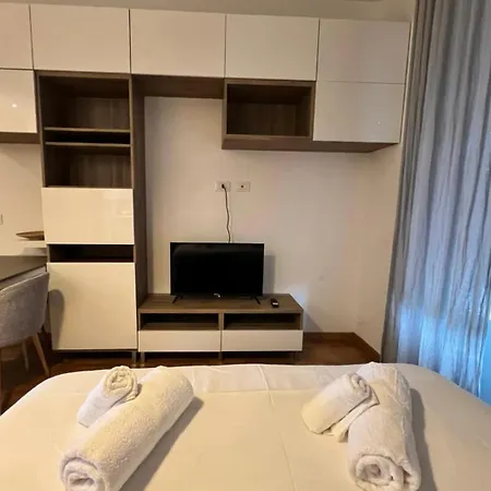 Da Vinci - With Balcony In Design District - Tortona Area Apartment Milan