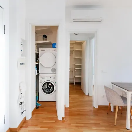Da Vinci - With Balcony In Design District - Tortona Area Daire Milano